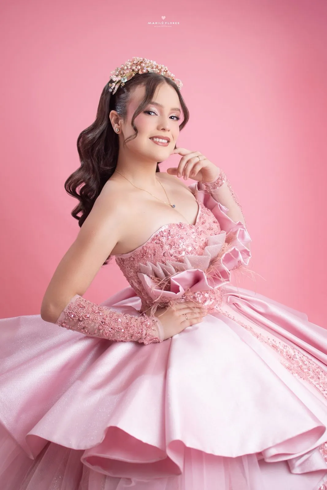 Quinceañera con vestido rosa sonriendo